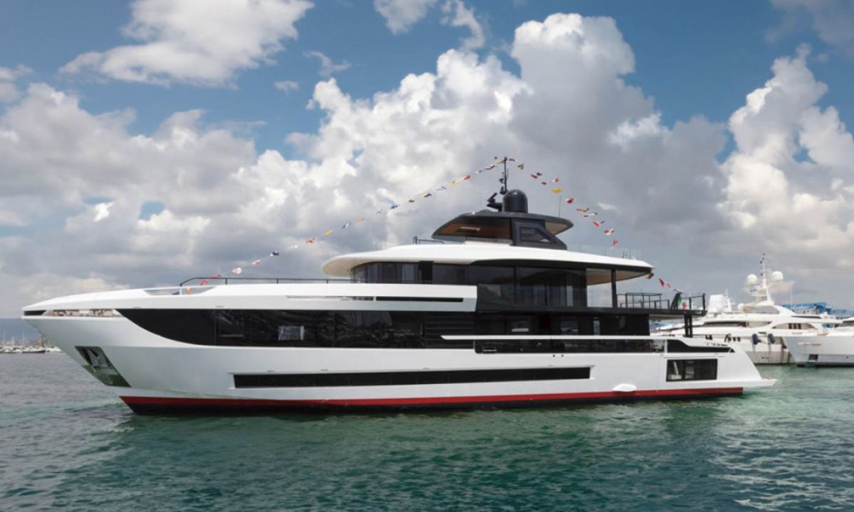 The first Mangusta Oceano 39 hits the water